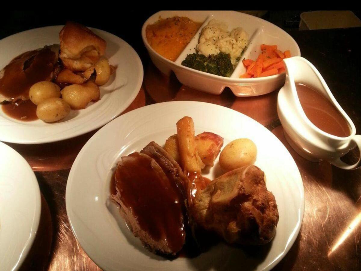 The Fountain Inn Hendy 外观 照片