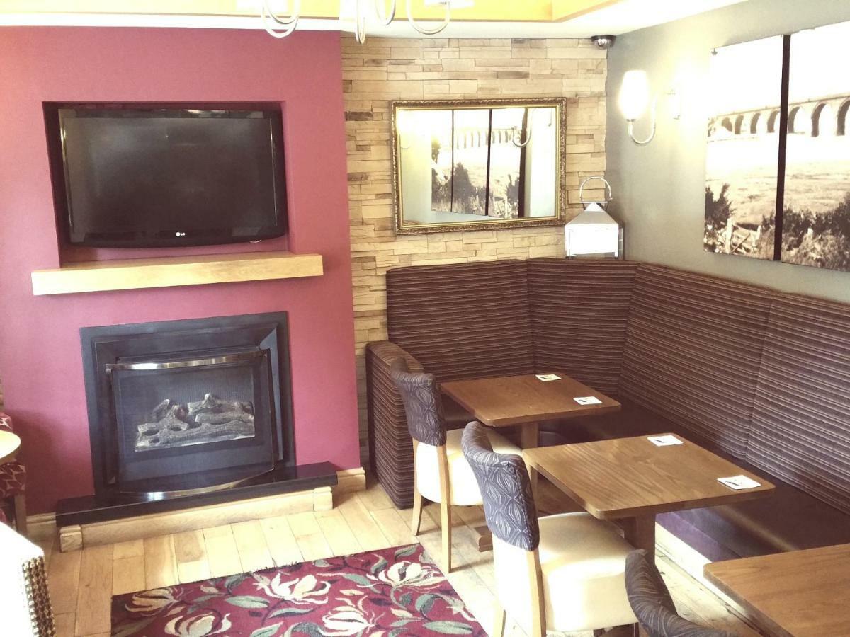 The Fountain Inn Hendy 外观 照片
